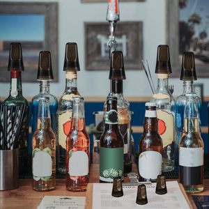 Couvertures de bouteilles d'alcool noires Couvertures de <span class=keywords><strong>bec</strong></span> <span class=keywords><strong>verseur</strong></span> Toppers de barre pour bouteilles Distributeur universel de <span class=keywords><strong>bec</strong></span> translucide anti-poussière - Product Image 3