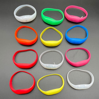 Vente en gros de bracelets à LED avec logo personnalisé Tissu en silicone à bas prix pour événement Bracelets promotionnels à commande vocale