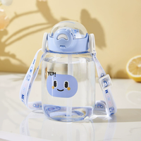 Gobelet à eau avec visage souriant de haute qualité, design mignon, doté d'une paille inclinée et d'un couvercle pop-up, en plastique.