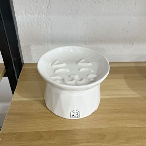 Bol en céramique pour chat avec support de cou surélevé, forme arrondie, blanc avec décor floral - Product Image 3