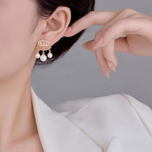 Boucles d'oreilles à clous pour femmes de luxe, tendance, en argent S925, avec micro-incrustations de zircon, lettre, plaqué or, perle dynamique, pompon, cadeau - Product Image 4