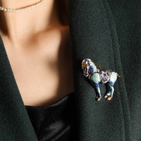Broche Émail Style Chinois Cheval Tang Peinte à la Main Plaqué Or Élégante Accessoire de Costume pour Homme Cadeau de Luxe pour Fête