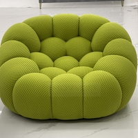 Fauteuil Bulle Roche Bobois, élégant, moderne, luxueux, en tissu rose, avec un design capitonné, pour la maison, le salon, le hall, la villa