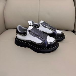 Chaussures de marche luxueuses de haute qualité avec clous noirs et blancs, imperméables et antidérapantes, adaptées à toutes les saisons. - Product Image 1