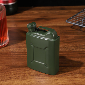 Ensemble de flacons à vin et à huile portables en acier inoxydable de style moderne vert, rouge et noir, en forme de fût - Product Image 4