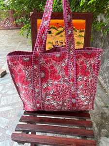 Bolso de Mano Acolchado de Algodón con Estampado de Bloques, Diseño Espacioso y Suave para Uso Diario, Viajes y Compras - Product Image 3