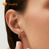 Boucles d'oreilles créoles personnalisées en or massif 14 carats avec trois diamants de laboratoire, boucles d'oreilles huggie à 4 griffes, bijoux fins pour femmes