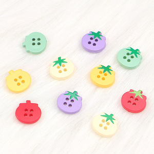 Boutons-pression décoratifs à quatre trous en forme de tomate de dessin animé mignonne pour enfants, idéaux pour <span class=keywords><strong>la</strong></span> couture de pulls, cardigans, manteaux et vestes - Product Image 3