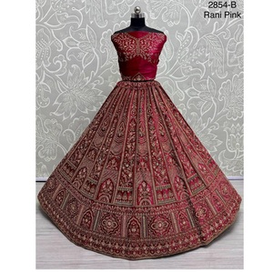 Lehenga Choli de terciopelo de primera calidad para mujer con bordados elaborados, ideal para bodas y fiestas, disponible para la venta. - Product Image 1