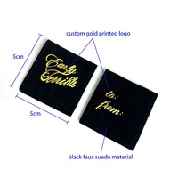 Pochette d'emballage rose en suède noir avec logo doré personnalisé, mini enveloppe à rabat et broche anneau