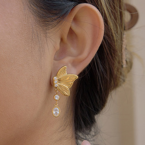 Pendientes con Colgante de Mariposa en Tono Dorado con Cristal de Zirconia, Joyería de Acero Inoxidable para Uso Diario de Mujer - Product Image 2