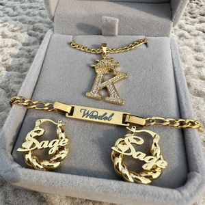 Lateefah OEM personalizzato Mini neonate orecchino a cerchio nome braccialetto nome personalizzato Set di gioielli - Product Image 1