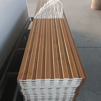 Système de bardage métallique isolé à grain de bois décoratif pour la rénovation des murs extérieurs contemporains, panneaux sandwich résistants aux intempéries
