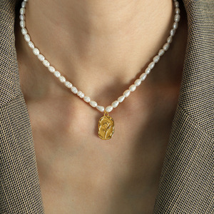 สร้อยคอมุกน้ำจืดพร้อมจี้ทองลายดอกกุหลาบสำหรับผู้หญิงสวมใส่ทุกวัน - Product Image 2