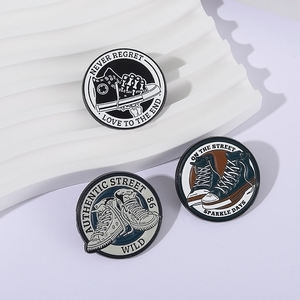 Kanvas ayakkabılar emaye pimleri iskelet kafatası eller için 80's eski moda broşlar sırt yaka rozetleri Punk serin takı hediye - Product Image 2