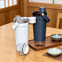 Bouteille shaker en acier inoxydable de 20 oz avec compartiment pour poudre protéinée et boucle portable pour la musculation