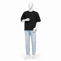 Mannequins modernes homme et femme avec tête abstraite, modèles corps entier pour vitrines de mode et présentation de marques