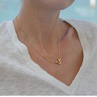 Collier pendentif en forme de fer à cheval porte-bonheur et papillon en émail coloré en acier inoxydable plaqué or 18 carats pour femmes, par J&D Jewelry