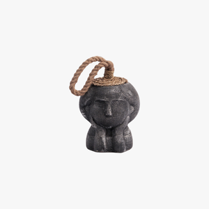 Butée de porte en céramique noire mate avec finition antique balinaise, dotée d'un design minimaliste en forme de tête et d'une poignée en corde robuste - Product Image 1