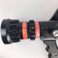 Pistolet à jet haute pression avec débit sélectionnable rouge/noir et poignée ergonomique