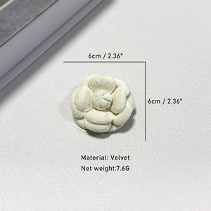 Suqi Novo Estilo Broche de Flor de Tecido de Veludo Camélia de 6cm de Alta Qualidade para Casamento - Product Image 2