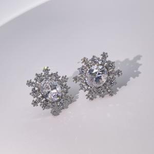 ต่างหูแบบติดหูทรงรีประดับเพชรซิร์คอนรูปเกล็ดหิมะ ชุบทองเหลือง ดีไซน์หรูหรา คลาสสิก จากทินายู เจมส์ สำหรับผู้หญิง - Product Image 5