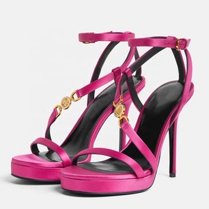 รองเท้าส้นสูงแบบส้นเข็มประดับโลหะสำหรับผู้หญิง พร้อมสายรัดข้อเท้า รองเท้าแตะแบบสวมสำหรับฤดูร้อน ทำจากผ้าซาติน พื้นรองเท้าเตี้ย - Product Image 1