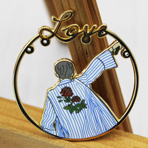 <span class=keywords><strong>Prix</strong></span> d'usine à la mode personnalisé célèbre Kpop idole chanteur broche broches en métal en alliage de Zinc plaqué or émail dur insigne - Product Image 1