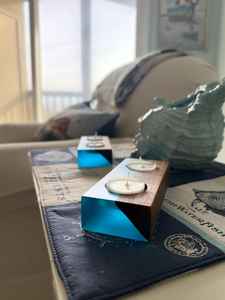 Porte-bougie unique en résine et en bois, fait à la main à partir de bois naturel avec des accents en résine, design élégant et durable, idéal pour le dîner - Product Image 3