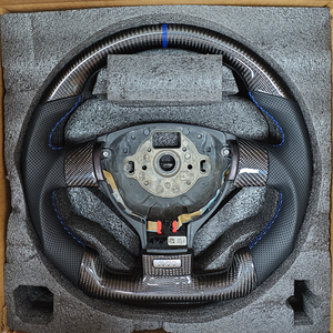 Volante Personalizado de Fibra de Carbono con Cuero Perforado Lateral para Vw Volkswagen Golf 5 Mk5 GTI Jetta R32 Passat B6 <span class=keywords><strong>R</strong></span> <span class=keywords><strong>Line</strong></span> - Product Image 3