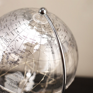 Globe lumineux avec guirlandes lumineuses, support métallique avec carte blanche, objet décoratif pour bureau ou étagère - Product Image 4