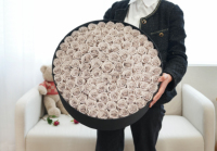 Rose éternelle stabilisée personnalisée avec logo, fleurs éternelles stabilisées pour cadeau d'Octobre Rose en Croatie, décoration intérieure jaune, vente en gros
