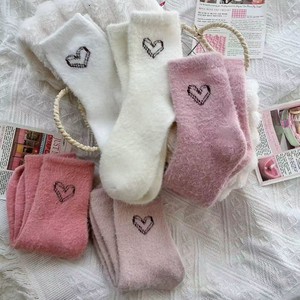 Chaussettes de nuit chaudes pour femme, mi-mollet, doublées polaire, épaisses, en fausse fourrure de vison, motif cœurs, absorbantes, en jacquard, collection automne/hiver - Product Image 4