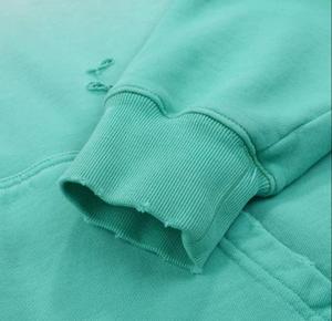 เสื้อฮู้ดดี้โอเวอร์ไซส์ผ้าฟลีซหนานุ่ม ย้อมสีไล่เฉดแบบออมเบร พร้อมเชือกผูก กระเป๋าหน้าแบบจิงโจ้ แต่งดีเทลขาดๆ แบบดิสเทรส สำหรับทุกเพศ - Product Image 3