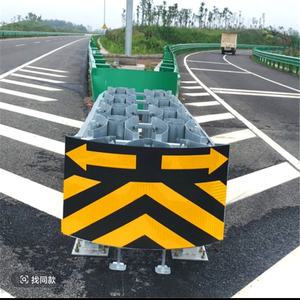 Barriera Stradale Anti-Collisione Riempibile d'Acqua in Acciaio per Sicurezza del Traffico, Standard CE Aashto M180, Fornitura Diretta dalla Fabbrica - Product Image 3