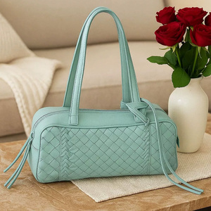 Sac fourre-tout élégant en cuir véritable tressé vert émeraude pour femme, grand sac à bandoulière Boston de grande capacité pour les voyages et les trajets quotidiens - Product Image 3