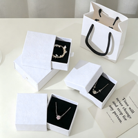 Boîte cadeau en carton carré avec logo personnalisé, insert en coton pour l'emballage de bagues, boucles d'oreilles, colliers