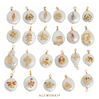 Charmes symboles baroques |   Pendentifs en laiton plaqué or 18 carats avec incrustations de perles d'eau douce, de zircone cubique, de motifs œil porte-bonheur, Hamsa, arbre de vie et pierre de naissance