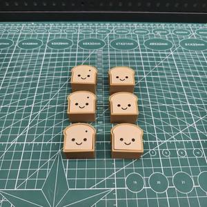 Juguete Antiestrés QY PLA con Forma de Pan Tostado de Dibujos Animados, con Teclado y Vibración Eléctrica - Product Image 2