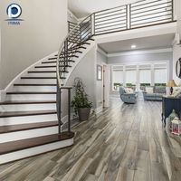 Escalier intérieur moderne personnalisé à marches courbes en bois, avec garde-corps en acier inoxydable et verre, pour villas et hôtels de luxe