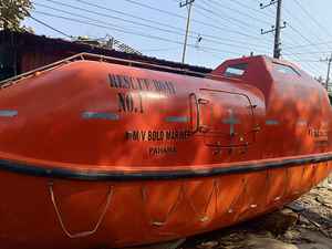 Bote Salvavidas Cerrado Usado con Kits de Hipotermia y Suministros de Primeros Auxilios Recientemente Reemplazados que Cumplen con las Normas de Seguridad Marítima Actualizadas - Product Image 4