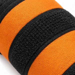 Gants de gardien de but de football orange personnalisables avec paume antidérapante et sangle de poignet réglable pour un usage unisexe - Product Image 2