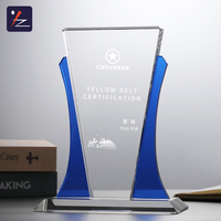 Trophée en cristal Ailes bleues avec base gravée sur mesure