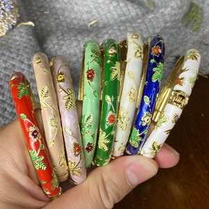 Brazalete Clásico de Esmalte con Motivo de Jade Natural, Obra Artesanal, Monumento del Patrimonio de la Ciudad Prohibida, Recuerdo Cultural, Acabado Duradero - Product Image 1