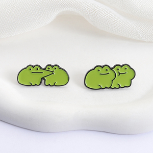 เข็มกลัดรูปกบจูบแก้มสุดน่ารัก เข็มกลัดเคลือบลายการ์ตูนตลกๆ รูปกบกอดกัน สำหรับติดกระเป๋าเป้ ปกเสื้อ ของขวัญเครื่องประดับสำหรับคนรักและเพื่อนๆ - Product Image 3