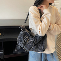 Tas Selempang Motor Denim Vintage Distressed Wanita Kapasitas Besar Tas Bahu Jeans Dicuci Gaya Y2K Keren dan Manis