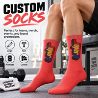 Chaussettes de sport rouges vives personnalisées, jacquard style graffiti à motif irrégulier, texte artistique, logo et couleur personnalisés