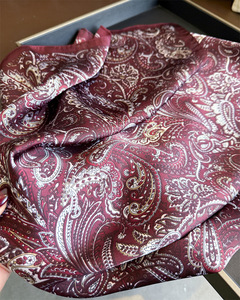 Écharpe en soie effet paisley bordeaux, élégante écharpe carrée rouge pour femmes, bandana paisley rouge foncé, écharpe de cou 70x70cm OEM/ODM - Product Image 2