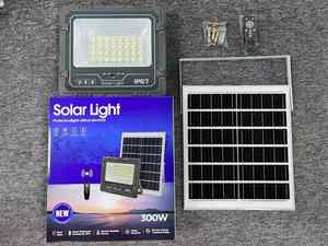 ไฟสปอร์ตไลท์ LED พลังงานแสงอาทิตย์ 300W และ 200W แสงวอร์มไวท์ พร้อมรีโมทคอนโทรล ตัวเรือน ABS/พลาสติก ได้รับมาตรฐาน ROHS ระดับ IP66/IP67 สำหรับบ้านและสวน - Product Image 1