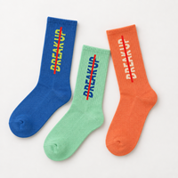 Chaussettes personnalisées bleues pour la vente en gros, motif textuel tricoté avec une ligne d'accentuation rouge, logo personnalisé et couleurs personnalisées